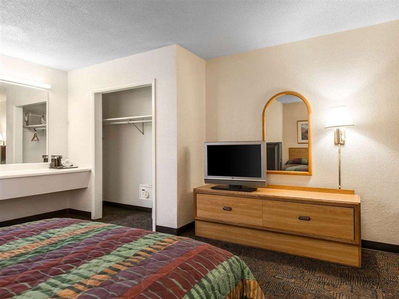 Rodeway Inn & Suites Colorado Springs Exterior photo