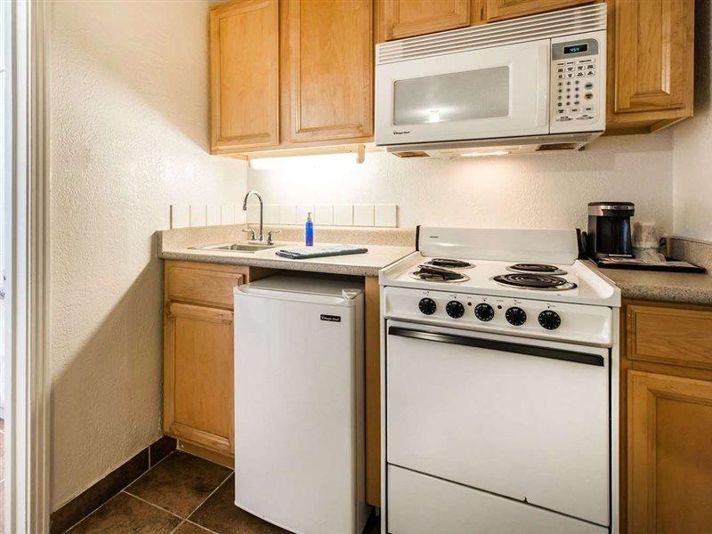 Rodeway Inn & Suites Colorado Springs Exterior photo