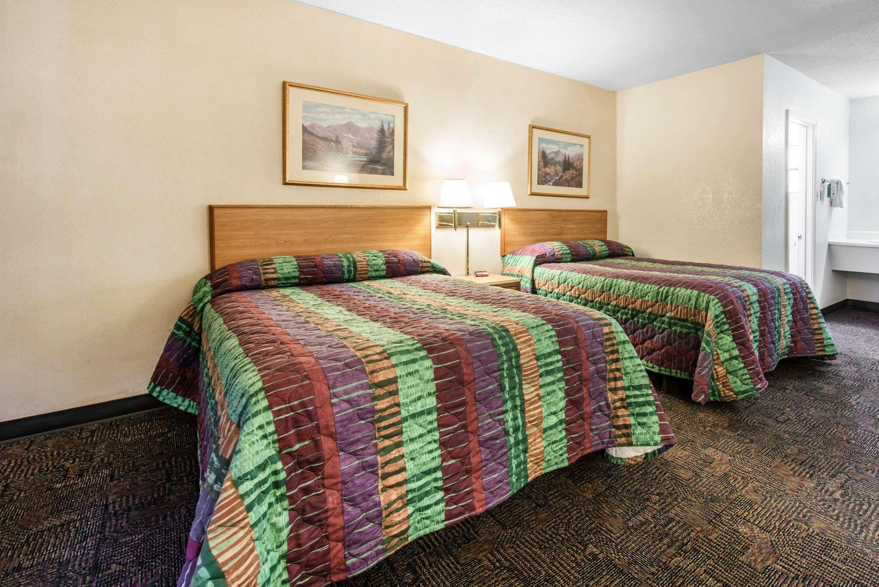 Rodeway Inn & Suites Colorado Springs Exterior photo