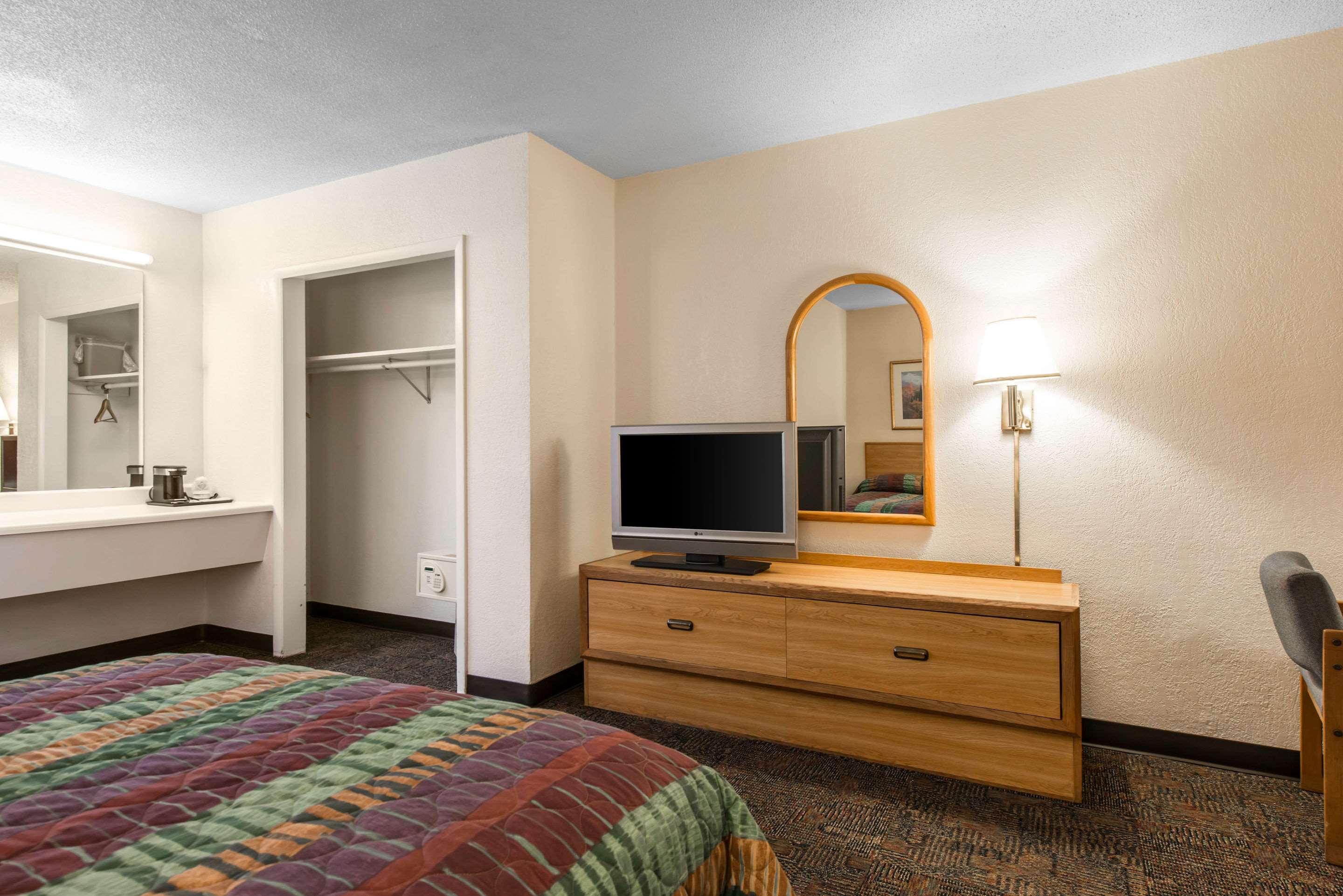 Rodeway Inn & Suites Colorado Springs Exterior photo