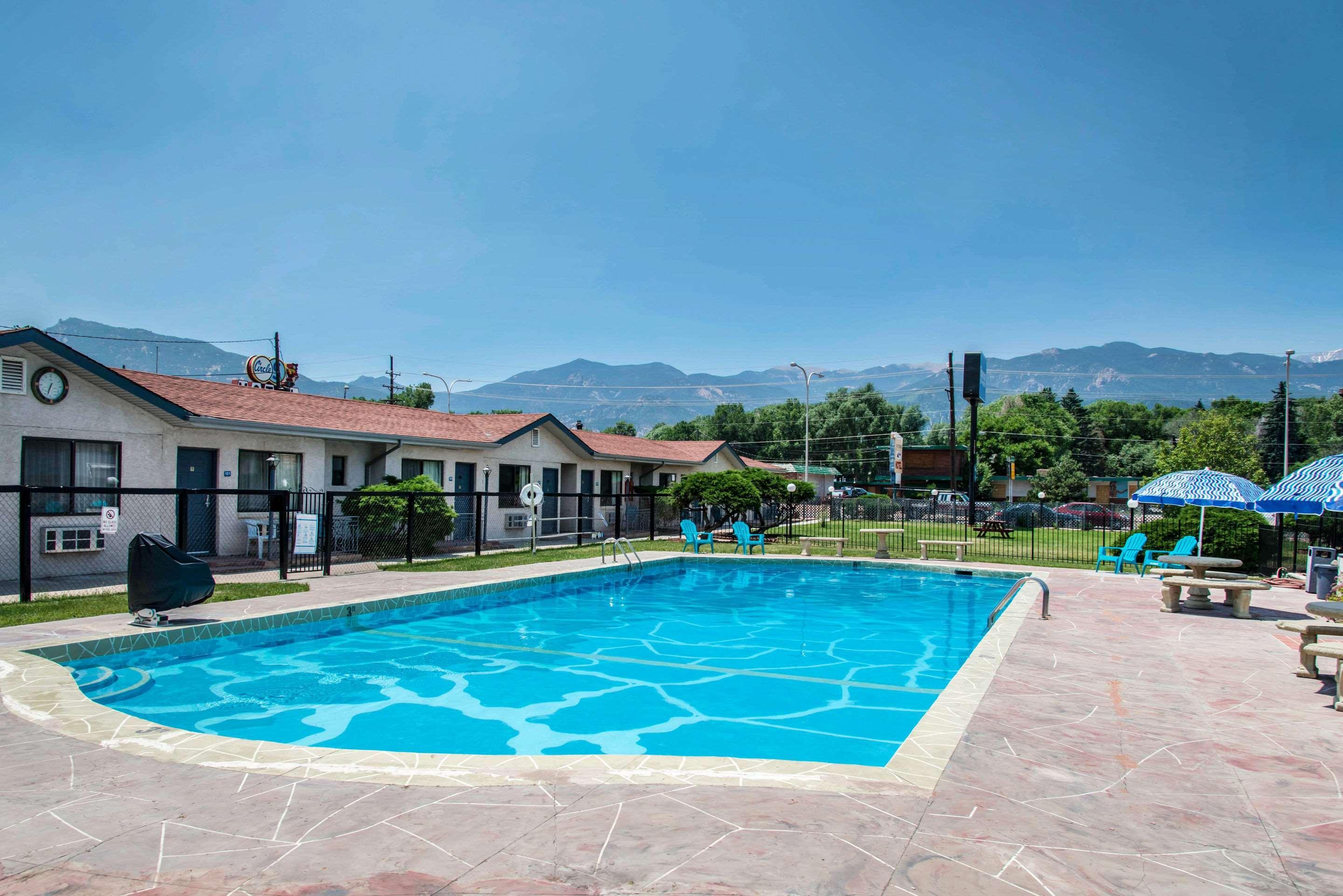 Rodeway Inn & Suites Colorado Springs Exterior photo