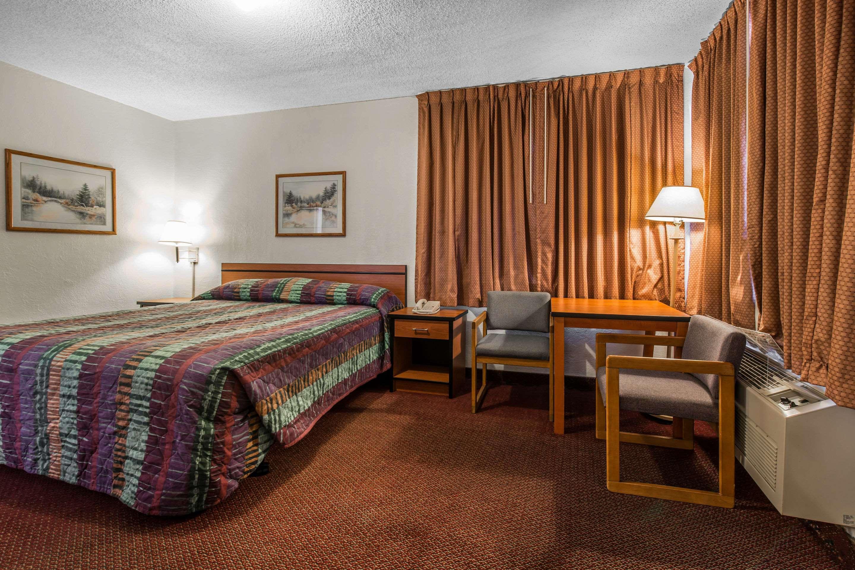 Rodeway Inn & Suites Colorado Springs Exterior photo