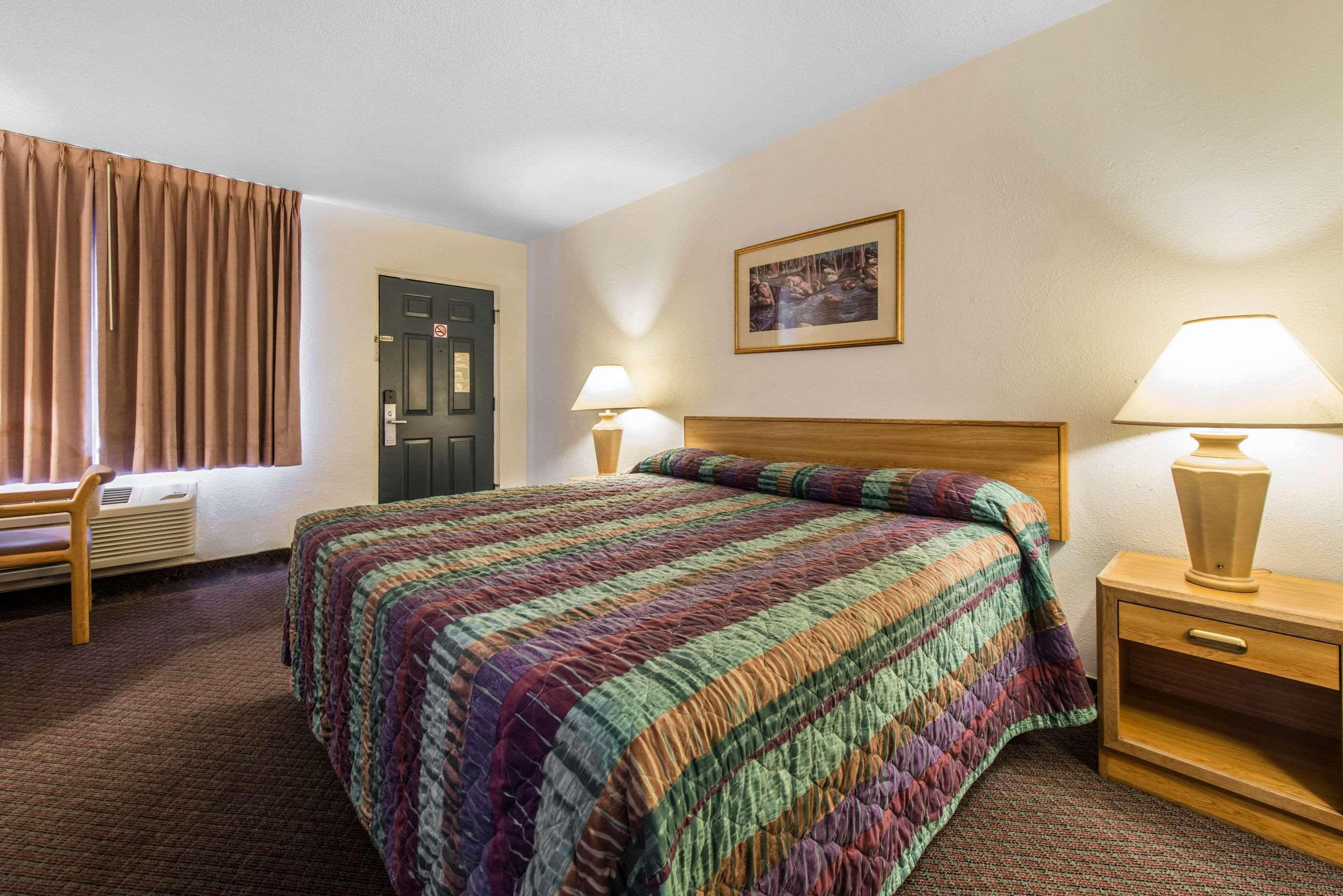Rodeway Inn & Suites Colorado Springs Exterior photo